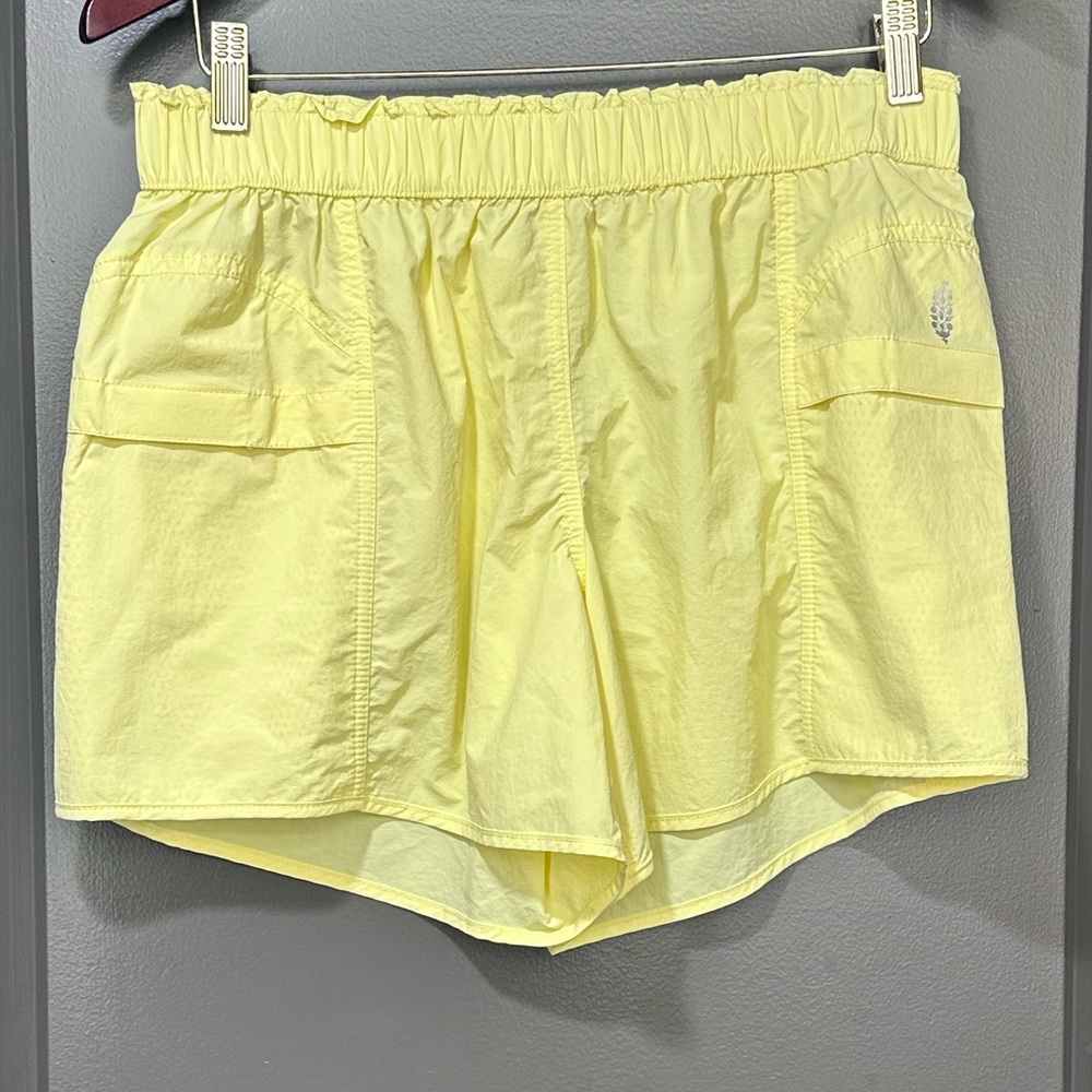 🦋FREE PEOPLE Movement In The Wild Shorts Light Yellow size-Small - Picture 2 of 8